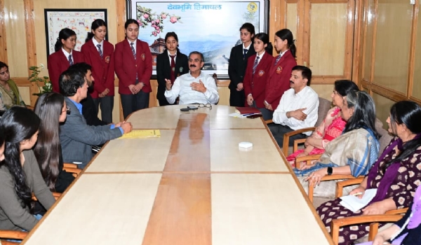 छात्रों के दल से भेंट करते मुख्यमंत्री। छात्रों के दल से भेंट करते मुख्यमंत्री।