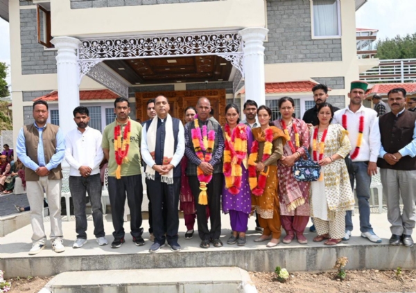 लेहथाच, केयोली एवं ब्रयोगी के नवनिर्वाचित जनप्रतिनिधियों के साथ जयराम। लेहथाच, केयोली एवं ब्रयोगी के नवनिर्वाचित जनप्रतिनिधियों के साथ जयराम।