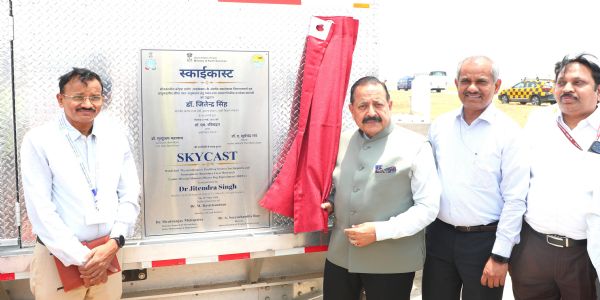 स्काई कास्ट सिस्टम का उद्घाटन करते हुए केन्द्रीय मंत्री डॉ. जितेन्द्र सिंह स्काई कास्ट सिस्टम का उद्घाटन करते हुए केन्द्रीय मंत्री डॉ. जितेन्द्र सिंह