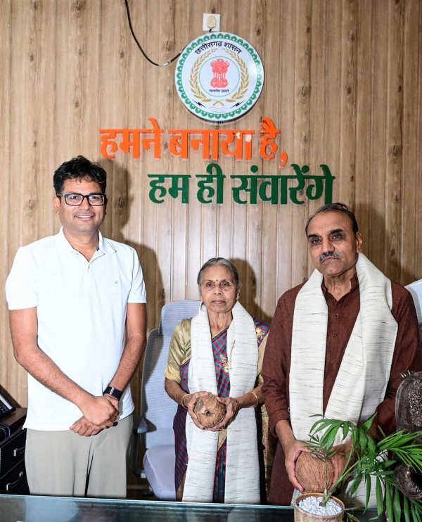 पद्मश्री डॉ. गोडबोले दंपति का वित्त मंत्री ओपी चौधरी श्रीफल भेंटकर अभिनंदन करते हुए