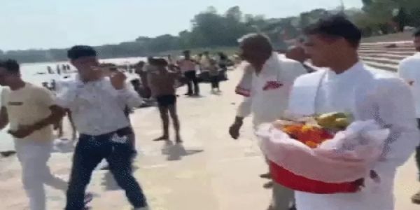 ट्विशा शर्मा की अस्थियां गंगा जी में विसर्जन के लिए ले जाते परिजन