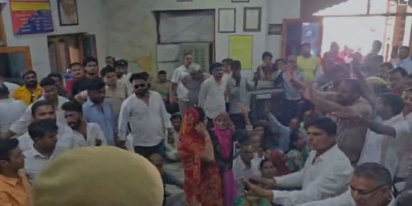 युवक से मारपीट के मामले में थाने में धरना-प्रदर्शन