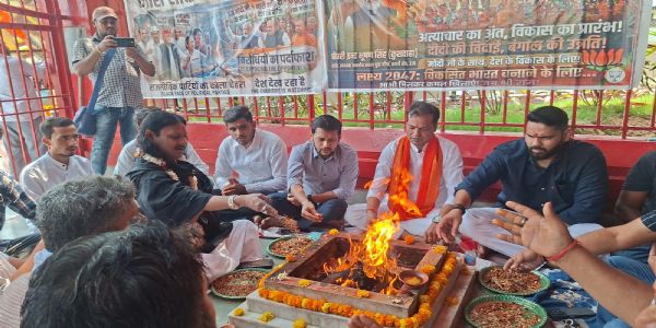 पश्चिमी बंगाल चुनाव नतीजे से पहले भाजपा कार्यकर्ता काशी में कर रहे पूजा पाठ- हवन
