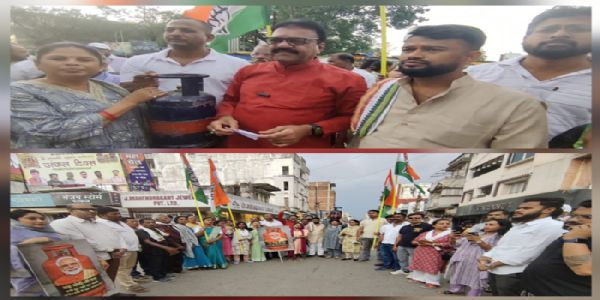कांग्रेस ने गैस सिलेंडर के दामों की वृद्धि के विरोध में किया प्रदर्शन