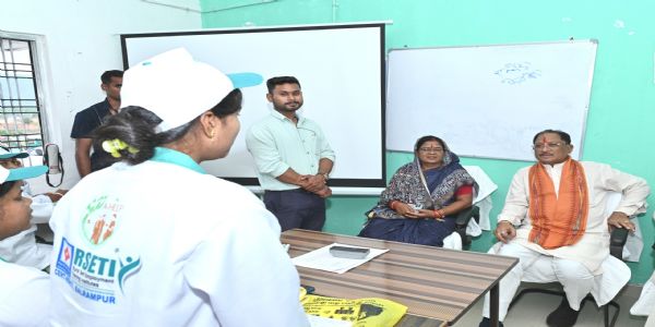 बलरामपुर के ग्रामीण स्वरोजगार प्रशिक्षण संस्थान पहुंचे मुख्यमंत्री