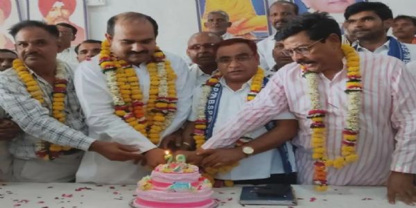 बसपाइयों ने केक काटकर मनाई जिले की वर्षगांठ