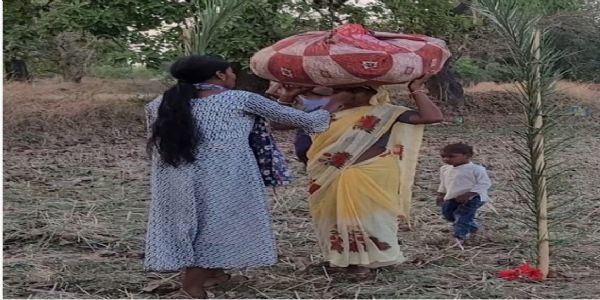भैरमगढ़ समिति में तेंदूपत्ता संग्राहकों का तिलक लगाकर किया गया स्वागत