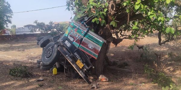 रफ्तार का कहर: सीमेंट से भरा ट्रक पेड़ से टकराकर पलटा, चालक गंभीर घायल