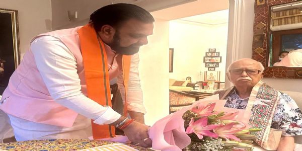 सम्राट चाैधरी ने भाजपा के वरिष्ठ नेता लालकृष्ण आडवाणी से मुलाकात कर लिया आशीर्वाद