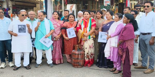 व्यावसायिक गैस सिलिंडर महंगा, कांग्रेस ने किया प्रदर्शन