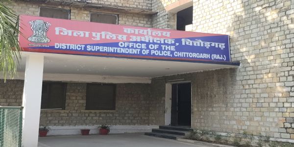हाईवे पर ट्रक चालक को चाकू मारकर लूट, मोबाइल-पर्स छीना, उदयपुर रेफर