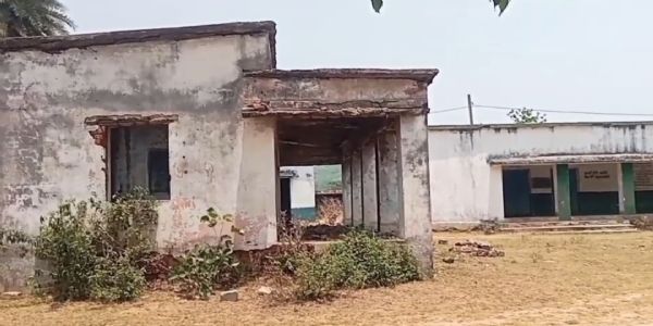टुंडी के दो प्राथमिक विद्यालयों की बदहाली, जर्जर भवन और सुरक्षा के अभाव में पढ़ने को मजबूर बच्चे