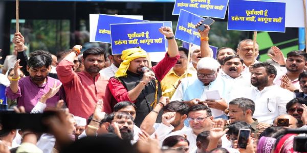 आआपा ने पांडव कुमार की हत्या के खिलाफ मुख्यमंत्री के निवास के बाहर किया प्रदर्शन