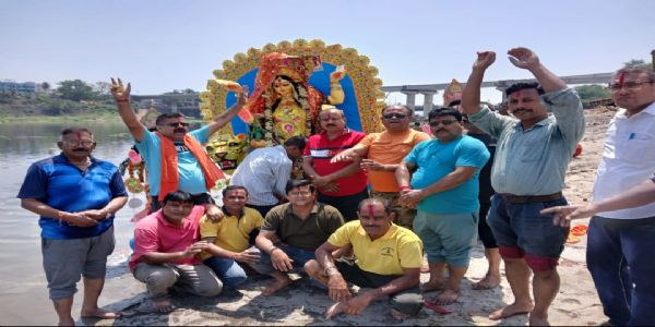 श्रद्धा और उल्लास के साथ स्वर्णरेखा घाट में मां बाघेश्वरी की प्रतिमा विसर्जित, सिंदूर खेला में झूमीं महिलाएं