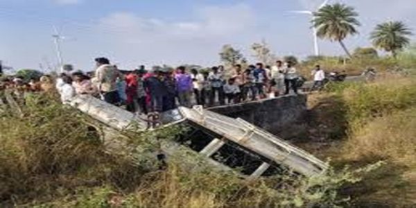 रतलाम में 50 मजदूरों से भरी बोलेरो खाई में गिरी, 2 महिलाएं घायल