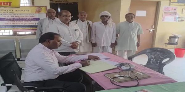 हाथरस : सीएमओ को निरीक्षण में पीएचसी ऊंचागांव में मिली गंदगी, स्वास्थ्य कर्मियों पर जताई नराराजगी