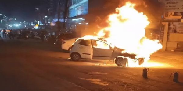 मप्र के गुना में आग का गोला बनी चलती कार, ओरछा से दर्शन कर लौट रहा परिवार बाल-बाल बचा