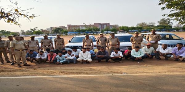 सोनभद्र में 20 जुआरी गिरफ्तार, चार कारें व दो लाख से अधिक नकदी बरामद