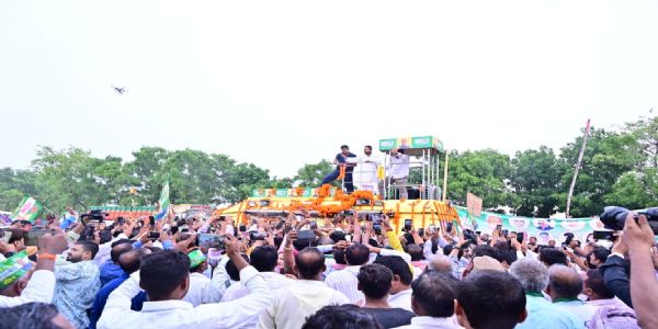 निशांत ने ‘सद्भाव यात्रा’ के दौरान,  पश्चिमी चंपारण में राष्ट्रपिता महात्मा गांधी की प्रतिमा पर माल्यार्पण किया शुभारंभ