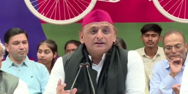 अखिलेश ने यूपी बोर्ड के मेधावी छात्र-छात्राओं को लेपटॉप भेंट कर किया सम्मानित