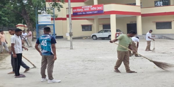 देवरिया पुलिस : स्वच्छता अभियान चला कर पर्यावरण संरक्षण का दिया संदेश