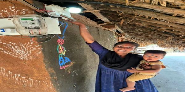 सुकमा के पुसगुड़ा गांव के 106 घरों में पहली बार बिजली कनेक्शन पहुंचा
