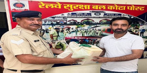 रेलकर्मियों की एक फोन कॉल ने लौटा दी यात्री की अमानत : ऑपरेशन अमानत एक बार फिर सार्थक