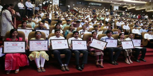 मुख्यमंत्री योगी के हाथाें नियुक्ति पत्र पाकर अभ्यर्थियों के खिले चेहरे, पारदर्शिता के लिए सरकार की सराहना की