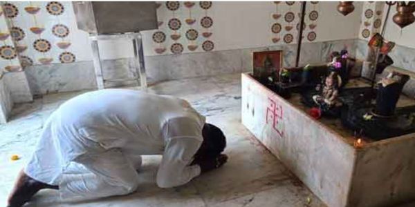 मतगणना से पहले मंदिर पहुंचे बीजेपी प्रत्याशी बुधराई टुडू, जीत की कामना