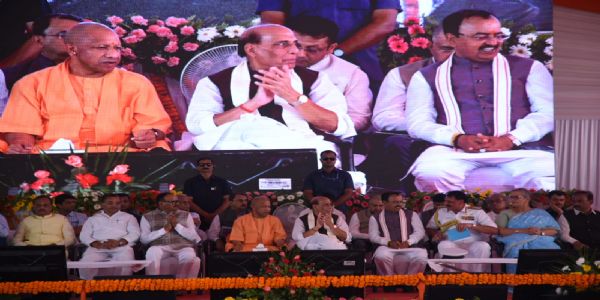 शौर्य वाटिका के लोकार्पण के अवसर पर मंचासीन मुख्यमंत्री योगी आदित्यनाथ व रक्षा मंत्री राजनाथ सिंह शौर्य वाटिका के लोकार्पण के अवसर पर मंचासीन मुख्यमंत्री योगी आदित्यनाथ व रक्षा मंत्री राजनाथ सिंह