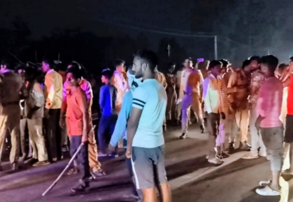 दुर्घटना के बाद सड़क बाधित करते ग्रामीण