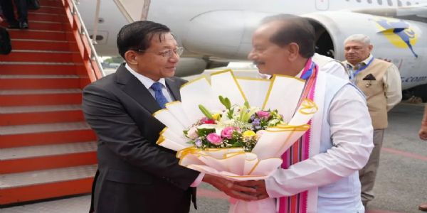 गया जी हवाई अड्डा पर म्यांमार के राष्ट्रपति का स्वागत करते मंत्री विजय सिन्हा गया जी हवाई अड्डा पर म्यांमार के राष्ट्रपति का स्वागत करते मंत्री विजय सिन्हा
