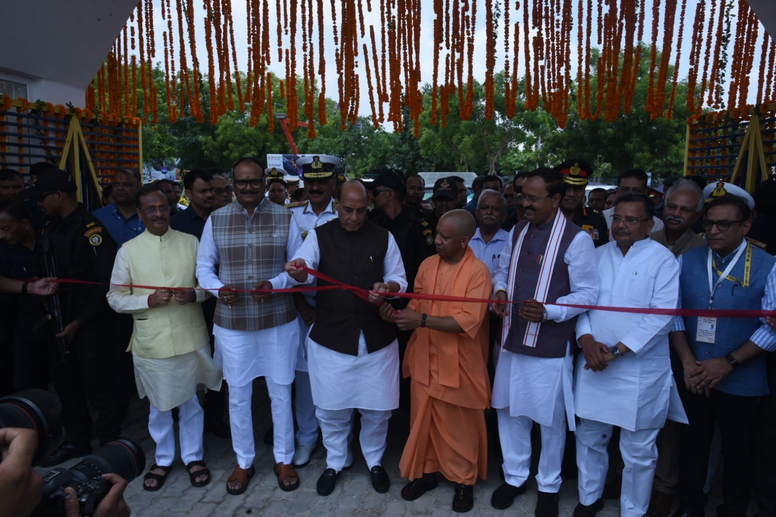 शौर्य वाटिका के लोकार्पण के अवसर पर रक्षा मंत्री राजनाथ सिंह व मुख्यमंत्री योगी आदित्यनाथ शौर्य वाटिका के लोकार्पण के अवसर पर रक्षा मंत्री राजनाथ सिंह व मुख्यमंत्री योगी आदित्यनाथ