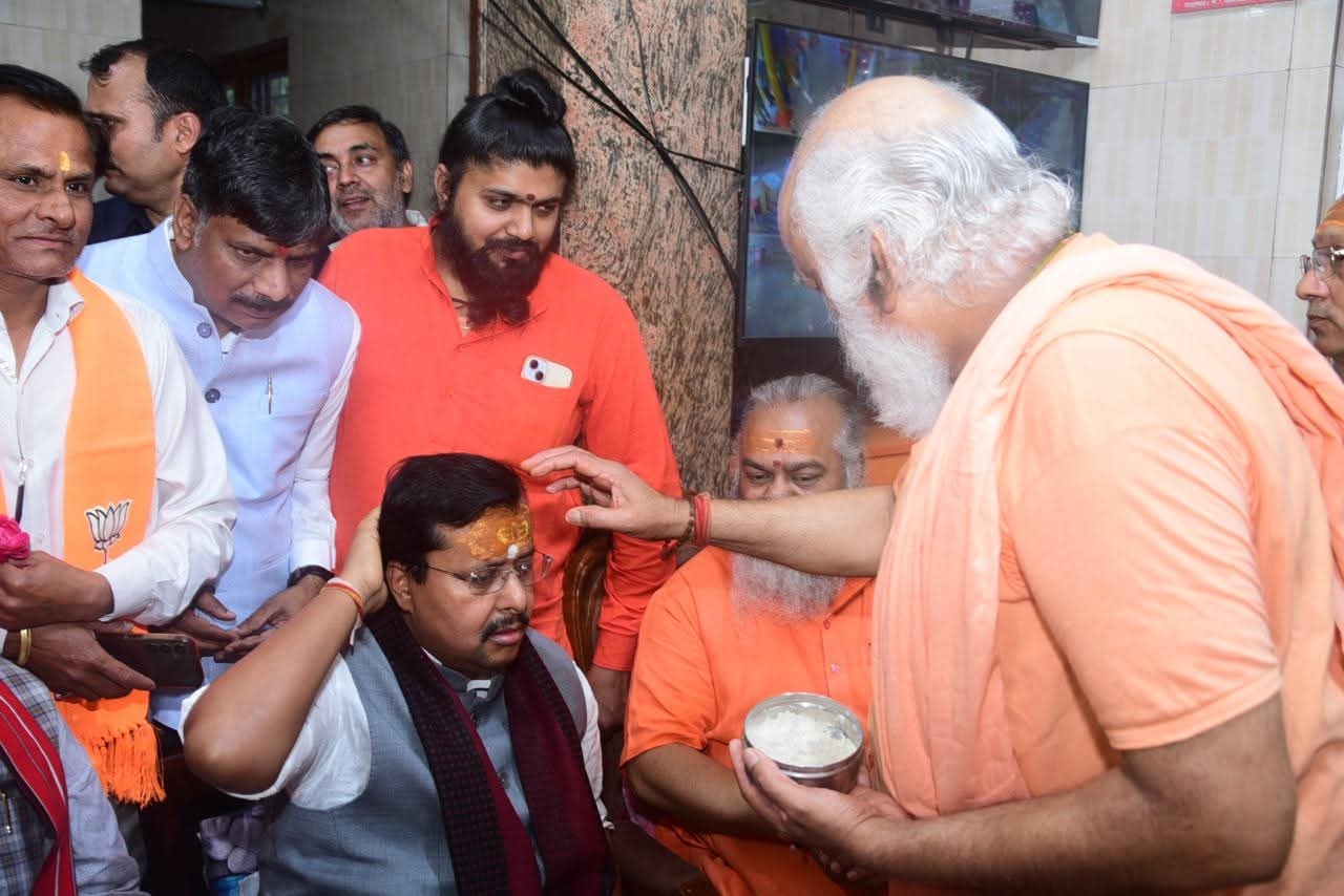 टपकेश्वर महादेव मंदिर में भाजपा के राष्ट्रीय अध्यक्ष नितिन नबीन को तीलक लगाते हुए। टपकेश्वर महादेव मंदिर में भाजपा के राष्ट्रीय अध्यक्ष नितिन नबीन को तीलक लगाते हुए।