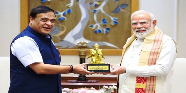 असम के मुख्यमंत्री हिमंत बिस्व सरमा शनिवार को नई दिल्ली में प्रधानमंत्री नरेन्द्र मोदी से मुलाकात करते हुए