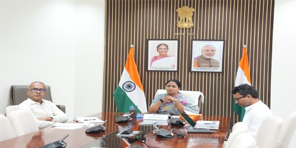 मुख्यमंत्री सेवा सदन से शनिवार को वीडियो कॉन्फ्रेंस के माध्यम से पेयजल संबंधी चुनौतियों और जल आपूर्ति की समीक्षा करतीदिल्ली की मुख्यमंत्री रेखा गुप्ता