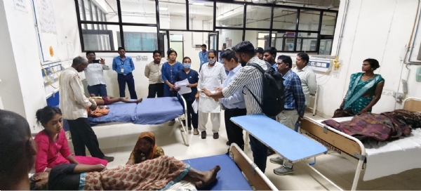 देर रात संभागायुक्त - कलेक्टर मेडिकल कॉलेज पहुंच कर घायलों का हालचाल जानते हुए