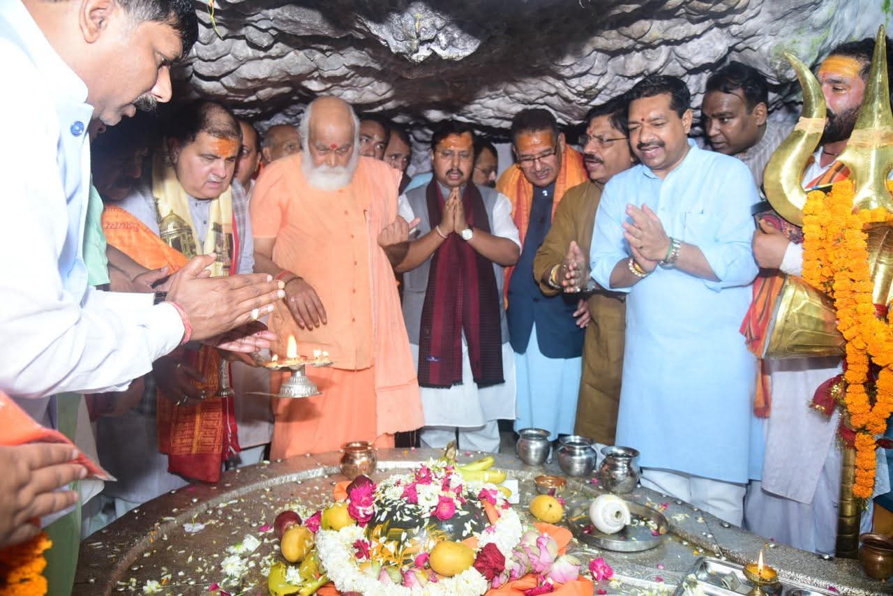 टपकेश्वर महादेव मंदिर में भाजपा के राष्ट्रीय अध्यक्ष नितिन नबीन दर्शन करते हुए। टपकेश्वर महादेव मंदिर में भाजपा के राष्ट्रीय अध्यक्ष नितिन नबीन दर्शन करते हुए।
