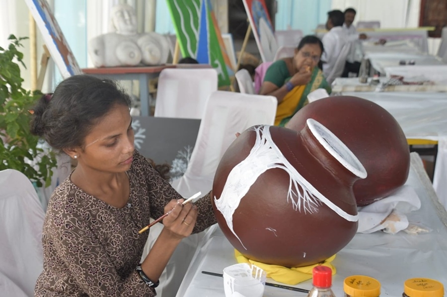 भोपाल में सदानीरा समागम में कलाकारों ने उकेरे चित्र
