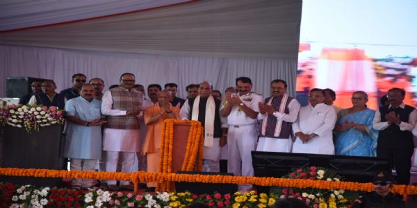 शौर्य वाटिका का लोकार्पण करते राजनाथ सिंह व मुख्यमंत्री योगी शौर्य वाटिका का लोकार्पण करते राजनाथ सिंह व मुख्यमंत्री योगी