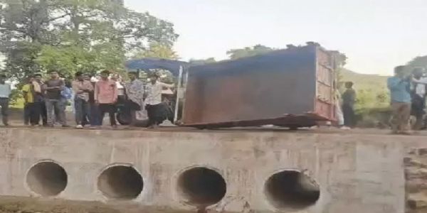उमरिया-अनूपपुर जिले की सीमा ट्रैक्टर-ट्रॉली पलटी उमरिया-अनूपपुर जिले की सीमा ट्रैक्टर-ट्रॉली पलटी