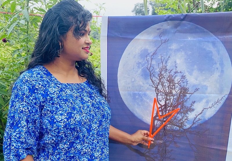 पूर्णिमा के ब्लू मून की जानकारी देते हुए विज्ञान प्रसार सारिका