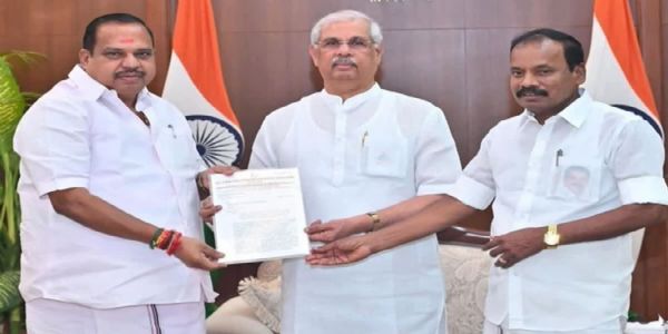 AIADMK MLA और AIADMK MP थावेका के खिलाफ गवर्नर के पास शिकायत दर्ज कराई गई।