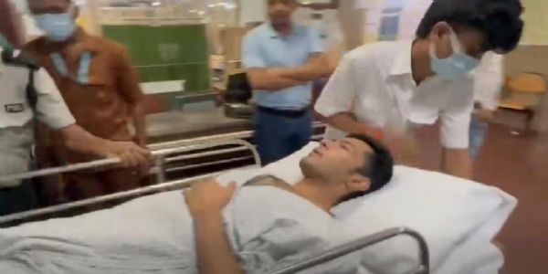 एक अस्पताल से दूसरे अस्पताल पहुंचे अभिषेक बनर्जी, मीडिया से बातचीत के बाद स्ट्रेचर पर लेट कर हुए दाखिल
