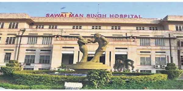 एसएमएस अस्पताल में बड़ा हादसा: जर्जर भवन का छज्जा गिरा, मलबे में दबने से एक की मौत