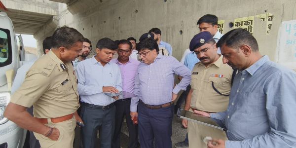 उज्जैनः डॉ.राजौरा ने टेंपो ट्रेवलर में सवार होकर किया सिंहस्थ कार्यों का निरीक्षण