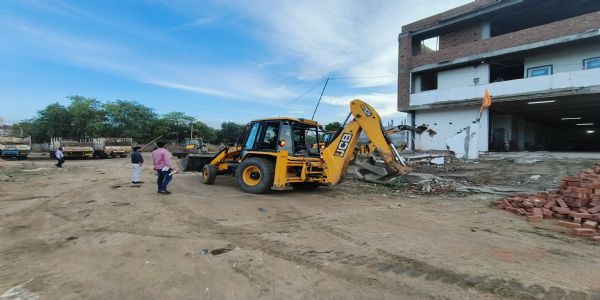 कानपुर में 24 बीघा अवैध प्लॉटिंग पर चला बुलडोजर, दो अरब से भी ज्यादा रुपये की जमीन कब्जामुक्त