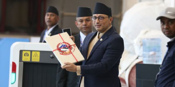 नेपाल के वित्त मंत्री स्वर्णिम वागले नेपाल के वित्त मंत्री स्वर्णिम वागले