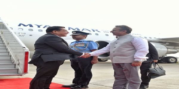 म्यांमार के राष्ट्रपति मिन आंग ह्लाइंग का शनिवार को नई दिल्ली पहुंचने पर स्वागत करते विदेश राज्य मंत्री किर्ति वर्धन सिंह म्यांमार के राष्ट्रपति मिन आंग ह्लाइंग का शनिवार को नई दिल्ली पहुंचने पर स्वागत करते विदेश राज्य मंत्री किर्ति वर्धन सिंह