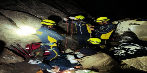 एसडीआरएफ रेस्क्यू करती हुई। एसडीआरएफ रेस्क्यू करती हुई।